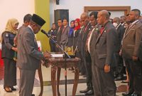 Penjabat Wali Kota Jayapura Dr. Frans Pekey melantik 183 pejabat di lingkungan pemerintah Kota Jayapura