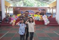 Direktur Binmas Polda Papua, Kombes Aris Gatot Purbaya, bersama anak-anak dalam momen lomba mewarnai belum lama ini. foto istimewa