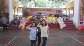 Direktur Binmas Polda Papua, Kombes Aris Gatot Purbaya, bersama anak-anak dalam momen lomba mewarnai belum lama ini. foto istimewa