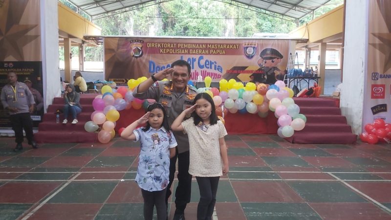 Direktur Binmas Polda Papua, Kombes Aris Gatot Purbaya, bersama anak-anak dalam momen lomba mewarnai belum lama ini. foto istimewa