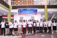 Penjabat Wali Kota Jayapura, Frans Pekey usai membayar wajib pajak PBB pribadinya.