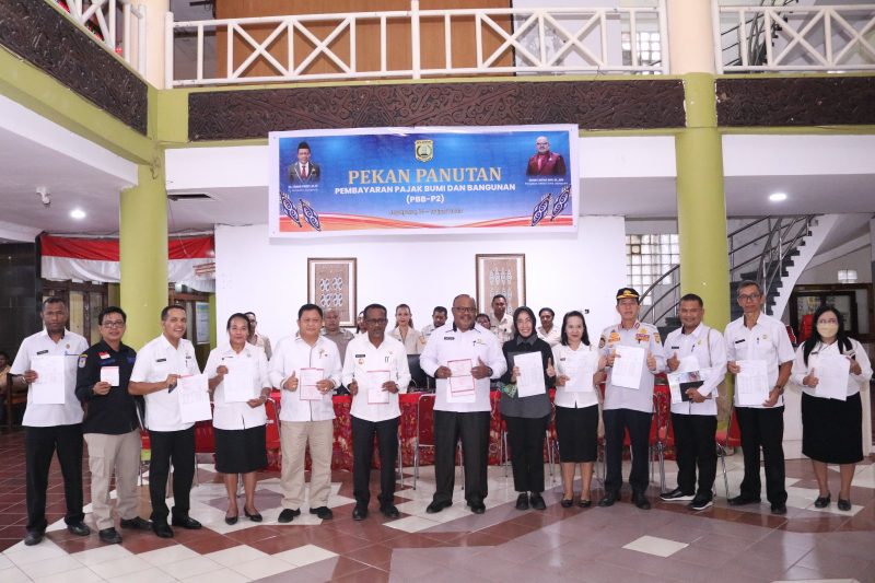 Penjabat Wali Kota Jayapura, Frans Pekey usai membayar wajib pajak PBB pribadinya.