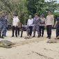 Kapolres Raja Ampat, AKBP Edwin Parsaroan bersama instansi terkait melepaskan 3 ekor penyu hijau di Laut Raja Ampat, Rabu (14/6/2023). foto istimewa