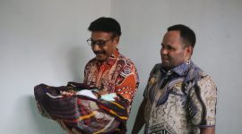 Kepala BKKBN Provinsi Papua, Drs. Nerius Auparai, M.Si didampingi Penjabat Bupati Marthen Kogoya, SH.,M.AP, saat melihat kondisi anak di rumah 1000 HPK, Kota Karubaga, Kabupaten Tolikara. foto istimewa