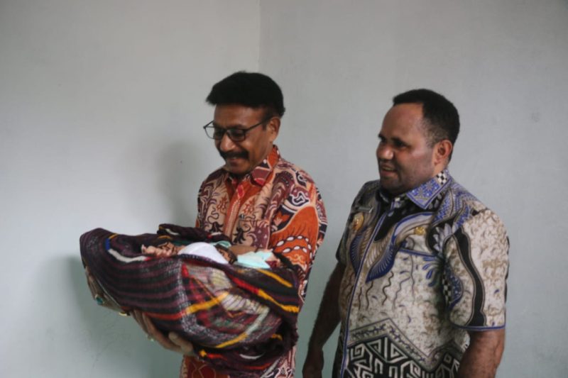 Kepala BKKBN Provinsi Papua, Drs. Nerius Auparai, M.Si didampingi Penjabat Bupati Marthen Kogoya, SH.,M.AP, saat melihat kondisi anak di rumah 1000 HPK, Kota Karubaga, Kabupaten Tolikara. foto istimewa