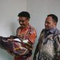Kepala BKKBN Provinsi Papua, Drs. Nerius Auparai, M.Si didampingi Penjabat Bupati Marthen Kogoya, SH.,M.AP, saat melihat kondisi anak di rumah 1000 HPK, Kota Karubaga, Kabupaten Tolikara. foto istimewa