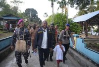 Anggota Komisi I DPR RI Yan P Mandenas saat mengunjungi Kabupaten Kepualauan Yapen, Papua. foto istimewa