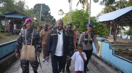 Anggota Komisi I DPR RI Yan P Mandenas saat mengunjungi Kabupaten Kepualauan Yapen, Papua. foto istimewa