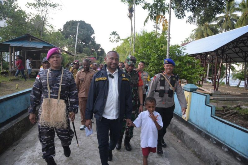 Anggota Komisi I DPR RI Yan P Mandenas saat mengunjungi Kabupaten Kepualauan Yapen, Papua. foto istimewa