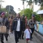 Anggota Komisi I DPR RI Yan P Mandenas saat mengunjungi Kabupaten Kepualauan Yapen, Papua. foto istimewa