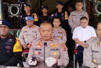 Wakapolda Papua, Brigjen Ramdani Hidayat ketika memperlihatkan pistol dan ratusan amunisi