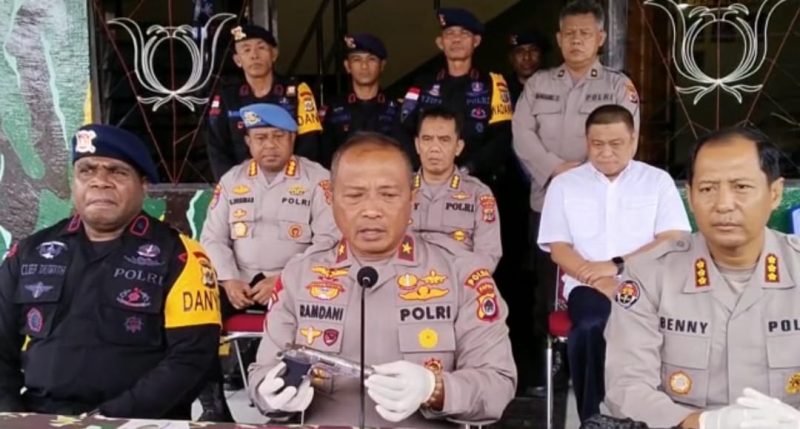 Wakapolda Papua, Brigjen Ramdani Hidayat ketika memperlihatkan pistol dan ratusan amunisi