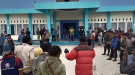 Masyarakat Wouma dan Walesi ketika menyampaikan aspirasinya di Depan Kantor Gubernur Papua Pegunungan, Kamis (27/7)