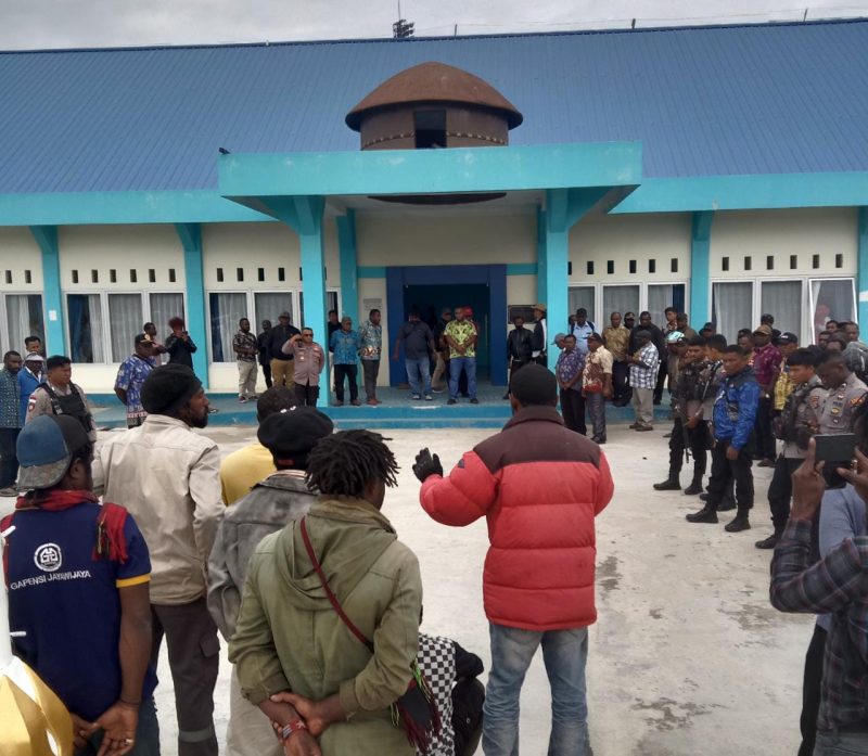 Masyarakat Wouma dan Walesi ketika menyampaikan aspirasinya di Depan Kantor Gubernur Papua Pegunungan, Kamis (27/7)
