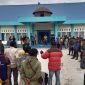 Masyarakat Wouma dan Walesi ketika menyampaikan aspirasinya di Depan Kantor Gubernur Papua Pegunungan, Kamis (27/7)