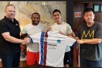 Manajer PSBS Biak Yan Permenas Mandenas bertemu dengan pemilik Persis Solo, Kaesang Pangarep. (Foto: Adelio/PSBS)