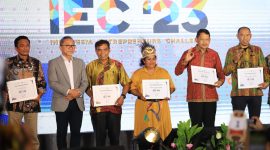 Bupati Keerom, Piter Gusbager yang diwakili oleh Kepala Dinas Kominfo Kabupaten Keerom, Megiken Bangun, saat menerima penghargaan dari Menteri Perdagangan RI DR. Zulkifli Hasan, S.E., M.M., di Hotel Ritz Carlton, Jakarta, Rabu (30/8) malam.