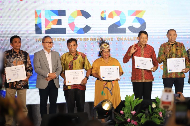Bupati Keerom, Piter Gusbager yang diwakili oleh Kepala Dinas Kominfo Kabupaten Keerom, Megiken Bangun, saat menerima penghargaan dari Menteri Perdagangan RI DR. Zulkifli Hasan, S.E., M.M., di Hotel Ritz Carlton, Jakarta, Rabu (30/8) malam.