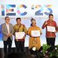 Bupati Keerom, Piter Gusbager yang diwakili oleh Kepala Dinas Kominfo Kabupaten Keerom, Megiken Bangun, saat menerima penghargaan dari Menteri Perdagangan RI DR. Zulkifli Hasan, S.E., M.M., di Hotel Ritz Carlton, Jakarta, Rabu (30/8) malam.