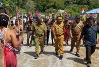Mantan Bupati Tambrauw, Gabriel Asem, SE., M.Si, saat masih menjabat Bupati Tambrauw ketika disambut dengan tari-tarian adat di Kabupaten Tambrauw, Provinsi Papua Barat Daya, belum lama ini. Dok: Gabriel Asem