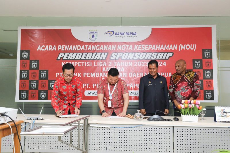 Penandatanganan kerja sama antara Bank Papua dan Manajemen Persipura Jayapura, Selasa (12/9)