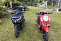 2 sepeda motor tak bertuan yang diduga kuat merupakan hasil curanmor terparkir di jalan dekat bak air (penampungan) skouw Distrik Muara Tami, Rabu, (13/9) siang.
