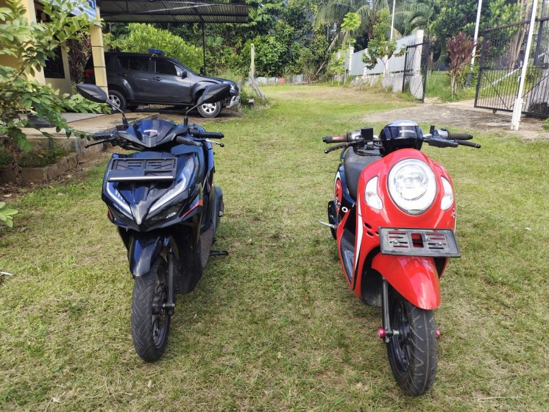 2 sepeda motor tak bertuan yang diduga kuat merupakan hasil curanmor terparkir di jalan dekat bak air (penampungan) skouw Distrik Muara Tami, Rabu, (13/9) siang.