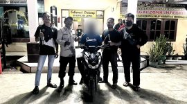 EA (22) diduga merupakan pelaku curanmor bersama barang bukti 1 unit SPM Honda Beat Street warna hitam ketika diamankan Polsek Japsel