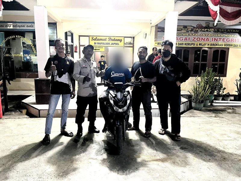 EA (22) diduga merupakan pelaku curanmor bersama barang bukti 1 unit SPM Honda Beat Street warna hitam ketika diamankan Polsek Japsel