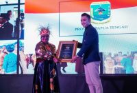 Pj. Gubernur Papua Tengah, Ribka Haluk, S.Sos., MM meraih penghargaan wanita inspiratif terbaik 2023 (Best Women Inspirational of Indonesia 2023)