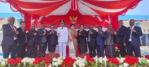 Pj Gubernur Papua Pegunungan Nikolaus Kondomo atas nama Menteri Dalam Negeri Republik Indonesia ketika melantik dan mengambil sumpaj janji Pj Bupati Mamberamo Tengah Manogar Sirait SIP di halaman Kantor Gubernur Papua Pegunungan, Jumat (6/10/2033)