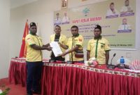 Nicodemus Momo, selaku Ketua Karateker Pemuda Katolik Komcab Kabupaten Tambrauw, saat menerima SK dari Ketua Pemuda Katolik Komda Papua Barat Daya, Yosep Metodius Baru, usai pleno yang dilakukan pada Jumat, (20/10/2023).