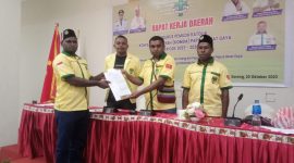 Nicodemus Momo, selaku Ketua Karateker Pemuda Katolik Komcab Kabupaten Tambrauw, saat menerima SK dari Ketua Pemuda Katolik Komda Papua Barat Daya, Yosep Metodius Baru, usai pleno yang dilakukan pada Jumat, (20/10/2023).