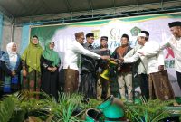 Ketua LPTQ Distrik Heram, Ainul Yakin,M.Pd bersama Sekretaris Umum LPTQ Kota Jayapura Abdul Majid,S.Pd,M.Pd dan Ketua Takmir Masjid As-Salwa H. Syafii saat menyerahkan Piala Bergilir kepada perwakilan dari Ponpes Al-Muttaqin yang menjadi Juara Umum pada ajang MTQ Distrik Heram di halaman Masjid As-Salwa, Jalan Karang KUD Waena, Ahad malam (25/02/2024).