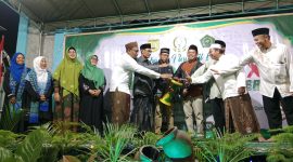Ketua LPTQ Distrik Heram, Ainul Yakin,M.Pd bersama Sekretaris Umum LPTQ Kota Jayapura Abdul Majid,S.Pd,M.Pd dan Ketua Takmir Masjid As-Salwa H. Syafii saat menyerahkan Piala Bergilir kepada perwakilan dari Ponpes Al-Muttaqin yang menjadi Juara Umum pada ajang MTQ Distrik Heram di halaman Masjid As-Salwa, Jalan Karang KUD Waena, Ahad malam (25/02/2024).