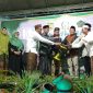 Ketua LPTQ Distrik Heram, Ainul Yakin,M.Pd bersama Sekretaris Umum LPTQ Kota Jayapura Abdul Majid,S.Pd,M.Pd dan Ketua Takmir Masjid As-Salwa H. Syafii saat menyerahkan Piala Bergilir kepada perwakilan dari Ponpes Al-Muttaqin yang menjadi Juara Umum pada ajang MTQ Distrik Heram di halaman Masjid As-Salwa, Jalan Karang KUD Waena, Ahad malam (25/02/2024).