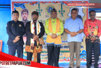 Kapolda Papua Irjen Pol Mathius D. Fakhiri dan Benyamin Arisoy saat menghadiri Halal BI Halal Paguyuban Pasundan di Kota Jayapura.- Dok.Humas Polda