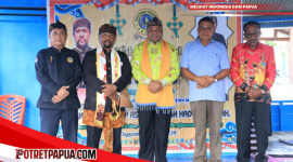 Kapolda Papua Irjen Pol Mathius D. Fakhiri dan Benyamin Arisoy saat menghadiri Halal BI Halal Paguyuban Pasundan di Kota Jayapura.- Dok.Humas Polda