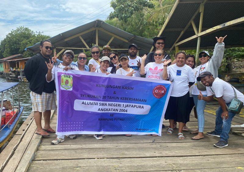 Alumni SMA Negeri 1 Jayapura Angkatan 2004 (Smoenzha 2004) melakukan kunjungan kasih ke Kampung Putali, Distrik Ebungfa, Kabupaten Jayapura, Minggu (25/08/2024).