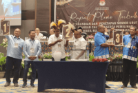 Tiga pasangan calon Bupati dan Wakil Bupati Biak Numfor saat memperlihatkan nomor urut masing-masing, Pengundian dan Penetapan Nomor Urut pasangan calon Peserta Pemilihan Bupati dan Wakil Bupati Kabupaten Biak Numfor Tahun 2024, di Swissbell-Hotel Biak, Senin (23/9).