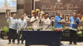 Tiga pasangan calon Bupati dan Wakil Bupati Biak Numfor saat memperlihatkan nomor urut masing-masing, Pengundian dan Penetapan Nomor Urut pasangan calon Peserta Pemilihan Bupati dan Wakil Bupati Kabupaten Biak Numfor Tahun 2024, di Swissbell-Hotel Biak, Senin (23/9).