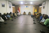 Caption: Penjabat Sekda Papua Pegunungan, Wasuok D Siep, saat menerima sekaligus memberikan penjelasan kepada P3A dari tiga distrik Kabupaten Jayawijaya di ruang rapat Kantor Gubernur Papua Pegunungan pada Selasa 21 Desember 2025
