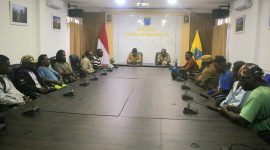 Caption: Penjabat Sekda Papua Pegunungan, Wasuok D Siep, saat menerima sekaligus memberikan penjelasan kepada P3A dari tiga distrik Kabupaten Jayawijaya di ruang rapat Kantor Gubernur Papua Pegunungan pada Selasa 21 Desember 2025