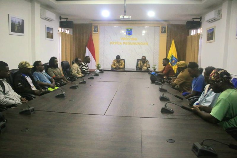 Caption: Penjabat Sekda Papua Pegunungan, Wasuok D Siep, saat menerima sekaligus memberikan penjelasan kepada P3A dari tiga distrik Kabupaten Jayawijaya di ruang rapat Kantor Gubernur Papua Pegunungan pada Selasa 21 Desember 2025