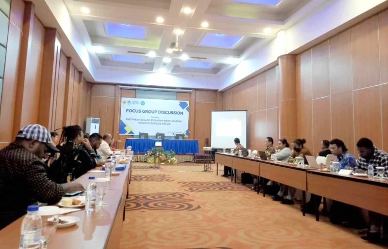 Suasana FGD Pusat Studi Indo-Pasifik Universitas Cenderawasih di salah satu hotel di Jayapura, Papua, Jumat (21/3/2025). Dok Dam/Jubi