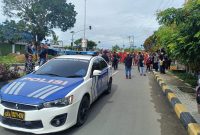 Aparat kepolisian mengawal ketat Jalan Salib dalam perayaan Paskah di Sarmi, Papua. (Polda Papua)