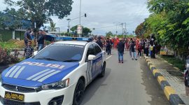 Aparat kepolisian mengawal ketat Jalan Salib dalam perayaan Paskah di Sarmi, Papua. (Polda Papua)