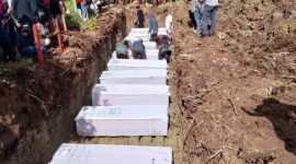 Jenazah pendulang emas korban pembantaian KKB dimakamkan berjajar di Dekai, Kabupaten Yahukimo, Papua Pegunungan. (Satgas Damai Cartenz)