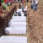 Jenazah pendulang emas korban pembantaian KKB dimakamkan berjajar di Dekai, Kabupaten Yahukimo, Papua Pegunungan. (Satgas Damai Cartenz)