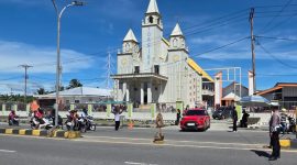 Petugas kepolisian mengatur lalu lintas saat ibadah Jumat Agung di Kabupaten Mimika, Papua Tengah. (Polda Papua)